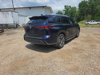 2022 Toyota Highlander XLE - Exterior Rear Right Corner Image